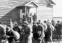 L'arrivo dei prigionieri  al campo  di Flossenbürg 